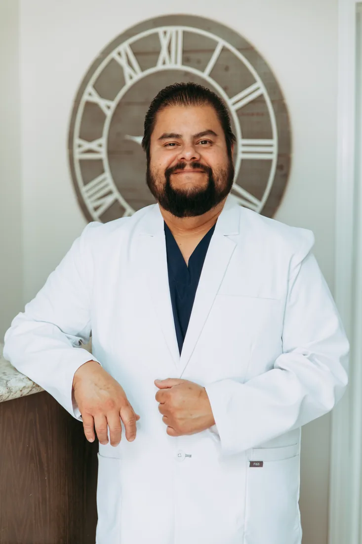 Dr. Enrique Lara